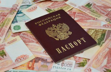 5000 rusya rublesi, para deseni ya da arka plan üst görünümü, masanın üzerindeki banknotlar Rusya Federasyonu pasaportu ile yatıyordu..