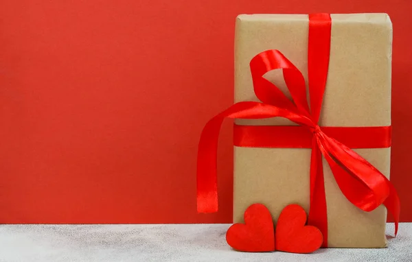 Valentinstag Grußkarte Festliche Geschenkbox Mit Rotem Band Und Holzdekorationen Formen — Stockfoto