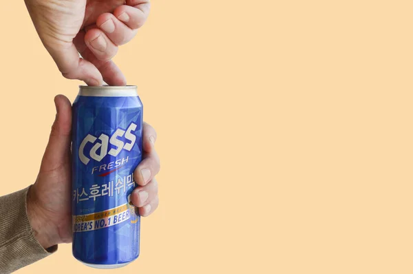 俄罗斯 2022年1月18日 韩国卡斯新鲜啤酒罐头分离 社论说明 — 图库照片