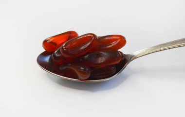 kuru soya lesithin kapsülleri, alternatif tıp, beyaz arka planda izole tıbbi ürün, kırpma yolu tıbbı.