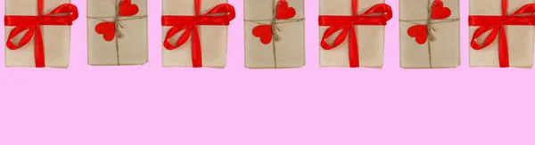バレンタインデーの背景 赤いリボンと木製の装飾が施されたお祝いのギフトボックスは ハート エコクラフトパッケージ ゼロ廃棄物の休日を形作る — ストック写真