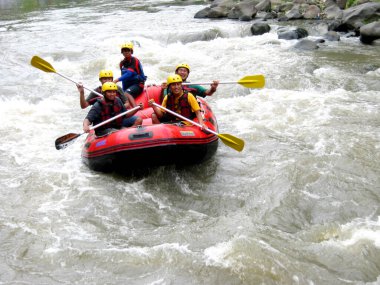  Akıntılı bir nehirde rafting yapmak                              
