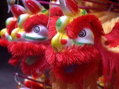 Aslan dansı şeklinde bir oyuncak Çin Yeni Yıl kutlamalarında sıkça bulunur.