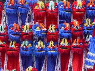 Aslan dansı şeklinde bir oyuncak Çin Yeni Yıl kutlamalarında sıkça bulunur.