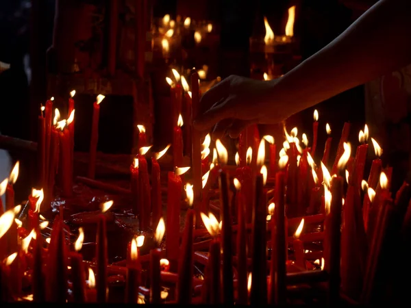 Свічки Горять Темряві Храмі — стокове фото
