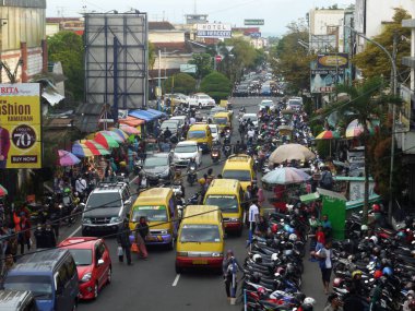 Endonezya 'da bir yolda trafik sıkışıklığı