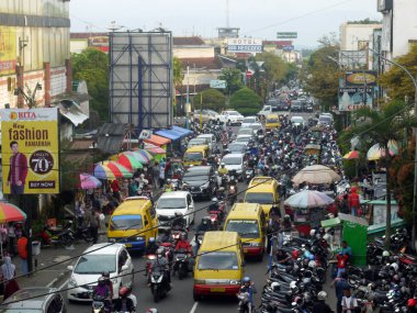 Endonezya 'da bir yolda trafik sıkışıklığı