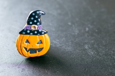 Siyah arka planda parlak cadılar bayramı kurabiyeleri