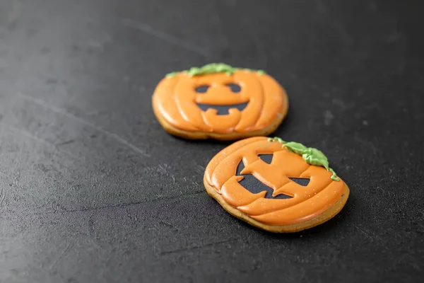 Brillante feliz Halloween galletas de jengibre sobre un fondo negro —  Fotos de Stock