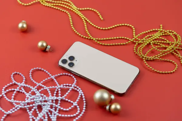 Долгожданный Новогодний Подарок Золотой Телефон Красном Фоне Подарок Новый Год — стоковое фото