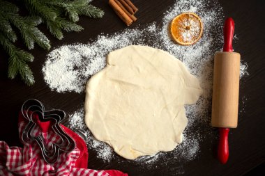 Hamur hamuru, kurabiye keskisi, merdane, kurutulmuş portakal, tarçın, önlük. Düz yatıyordu