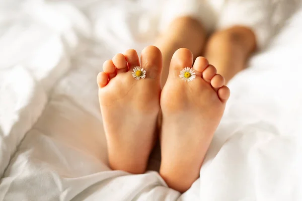 Beautiful Clean Feet Little Girl White Bed Small Daisies Her — Fotografia de Stock