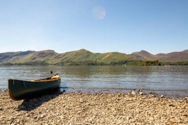 Göl kıyısında sakin bir göl Yazın sakin bir günde bir sürü kaya