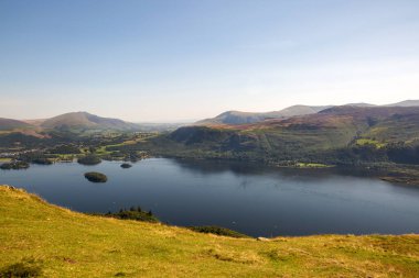 Yüksek dağ Catbell 'lerinden Lake District, İngiltere' deki Derwenwater Gölü 'ne nefes kesici bir manzara. Yaz günü