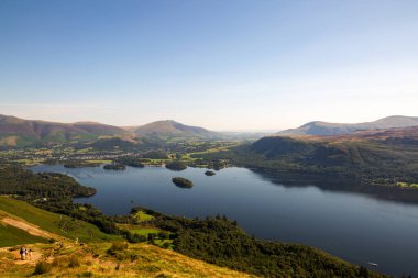 Yüksek dağ Catbell 'lerinden Lake District, İngiltere' deki Derwenwater Gölü 'ne nefes kesici bir manzara. Yaz günü. Seçici odak