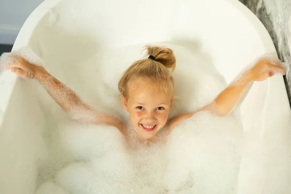 Uma Menina Bonita Está Tomando Banho Uma Banheira Com Espuma Fotos De Bancos De Imagens