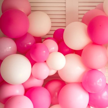 Pembenin şenlikli dekorasyonu, beyaz arka planda, doğum gününde bir kız için. Kare resim. Seçici odak