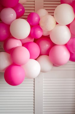 Pembenin şenlikli dekorasyonu, beyaz arka planda, doğum gününde bir kız için..