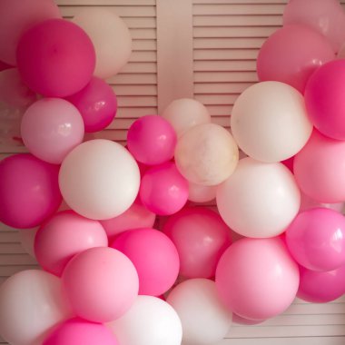 Pembenin şenlikli dekorasyonu, beyaz arka planda, doğum gününde bir kız için. Kare resim. Seçici odak