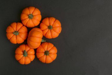 koyu arkaplanda turuncu balkabakları