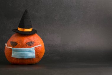 Siyah arka planda balkabağı maskesi