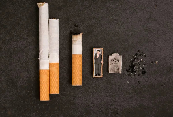 Zigarette Und Sarg Auf Dunklem Hintergrund Konzept Eines Gesunden Lebensstils — Stockfoto