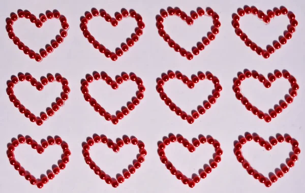 Perfecte hartstickers gemaakt van rode kralen — Stockfoto