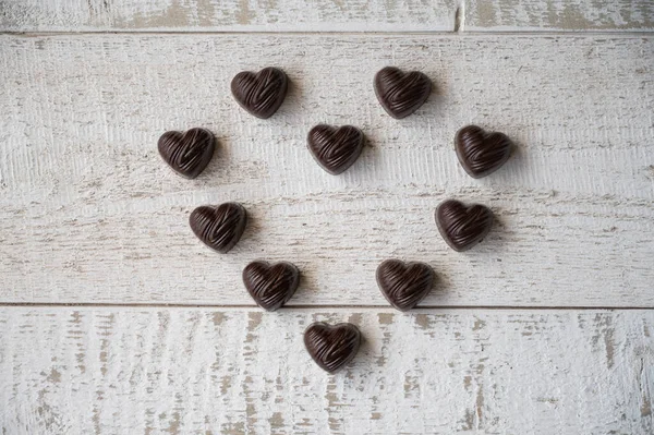 Hart gemaakt van pure chocolade op houten tafel — Stockfoto