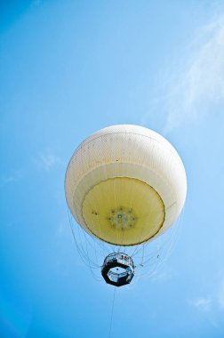 Gökyüzündeki beyaz hava balonunun boşluğunu kopyala