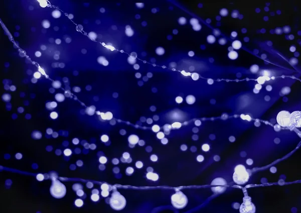 Bokeh e luzes festivas no fundo azul. — Fotografia de Stock