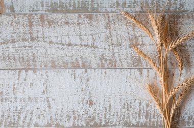 Tahta masadaki buğday kulaklarını kapat.