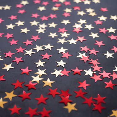 Renkli bulanık yıldız konfetisiyle Noel arkaplanı