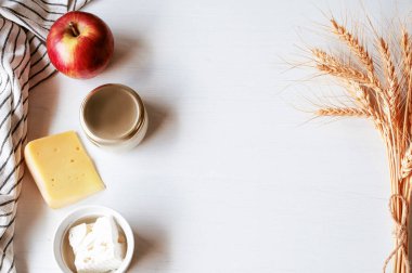 Buğday kulakları ve taze günlük süt ürünleri