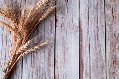 Kahverengi ahşap arka planda buğday kulakları. Shavuot konsepti