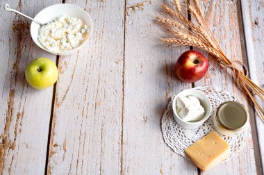 Parlak mavi ahşap arka plandaki süt ürünlerini kapatın. Yahudi bayramı kavramı Shavuot