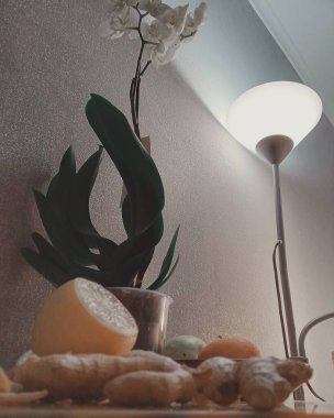 Masada zencefil ve limon var, orkide var, lamba yanıyor, akşam çayı var..