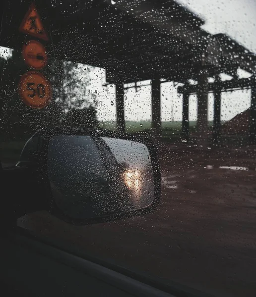 Uitzicht Vanuit Het Autoraam Regen Weg Met Een Brug Een — Stockfoto