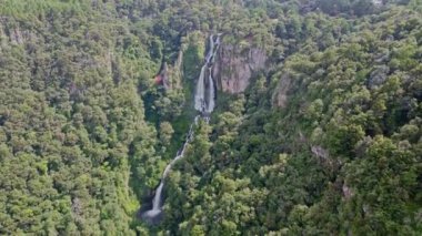 Cascada escondida dentro de un pequeo pueblo en la sierra central de Mxico.