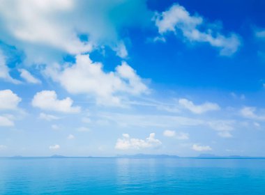 Blue sky with white cloud over turquise sea, scenic tropical seascape.