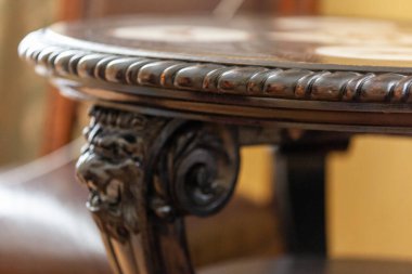 Çok eski bir masa ve yüksek arka sandalye.