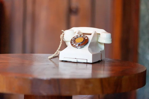 Один з дуже стародавніх телефонів — стокове фото