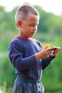 Cep telefonu kullanan çocuk