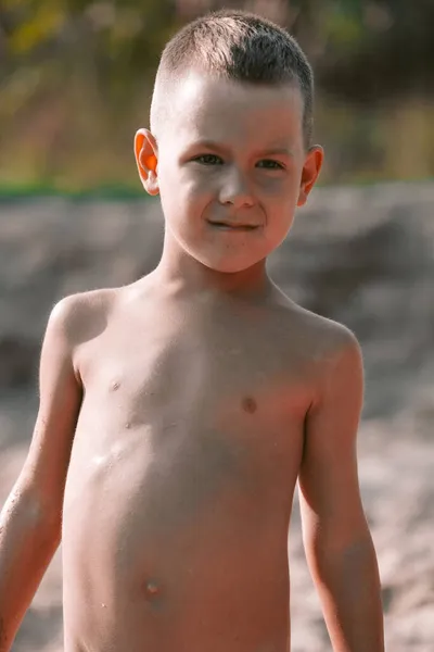 Un jeune garçon qui s'amuse à la plage pendant ses vacances . — Photo