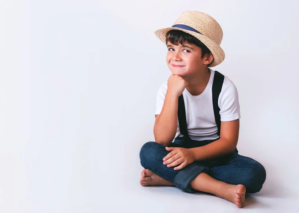 Niño Sonriente Feliz Con Camiseta Blanca Sombrero Sentado Suelo Sobre — Foto de Stock