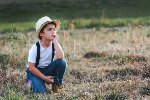 Criança Atenciosa Com Shirt Branca Chapéu Olha Para Campo — Fotografia de Stock