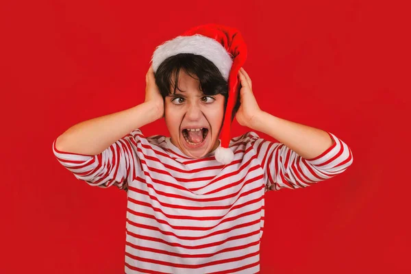Arg Unge Bär Jultomten Hatt Med Händerna Huvudet Över Röd — Stockfoto