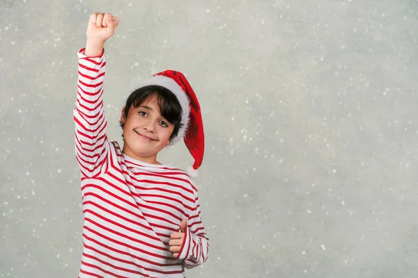 Glædelig Jul Smilende Barn Iført Julemanden Hat Snedækket Grå Baggrund - Stock-foto
