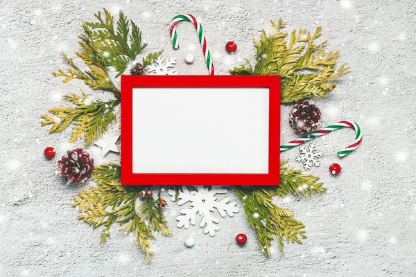Καλά Χριστούγεννα Κόκκινο Πλαίσιο Λευκό Αντιγραφικό Χώρο Και Χριστουγεννιάτικη Διακόσμηση — Φωτογραφία Αρχείου