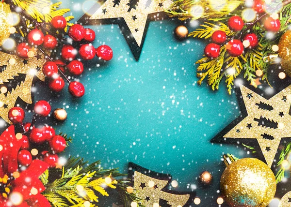 メリークリスマス 青の背景にコピースペースとクリスマスの装飾やクリスマスライトフレームとクリスマスの境界線のトップビュー クリスマスのコンセプトの背景 — ストック写真
