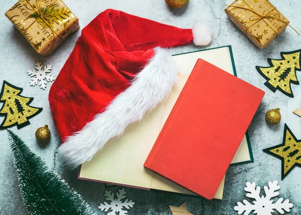 Feliz Navidad Vista Superior Libros Regalos Navidad Decoraciones Navideñas Sombrero — Foto de Stock